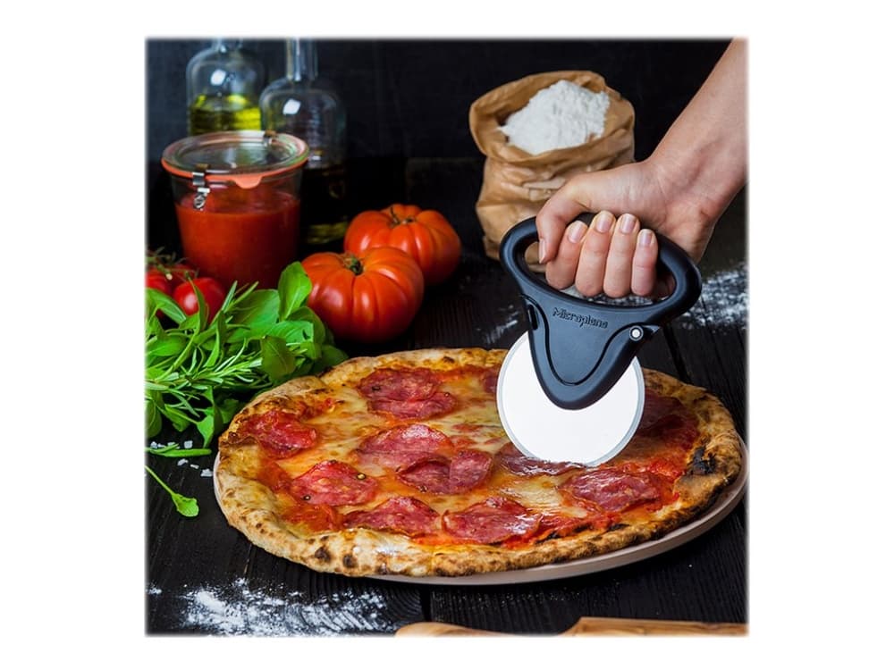 Microplane Specialty Series - Pizzaleikkuri - 13 x 2,5 x 16,5 cm - musta