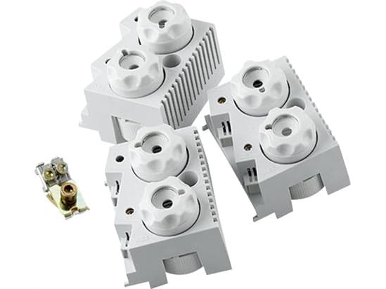 ABB:n sulakkeenpidin E33 vasen2 pistorasiaa Nimellisvirta A: max 63Kaapelin poikkileikkaus: 6-25mm²Asennusleveys: 82mm