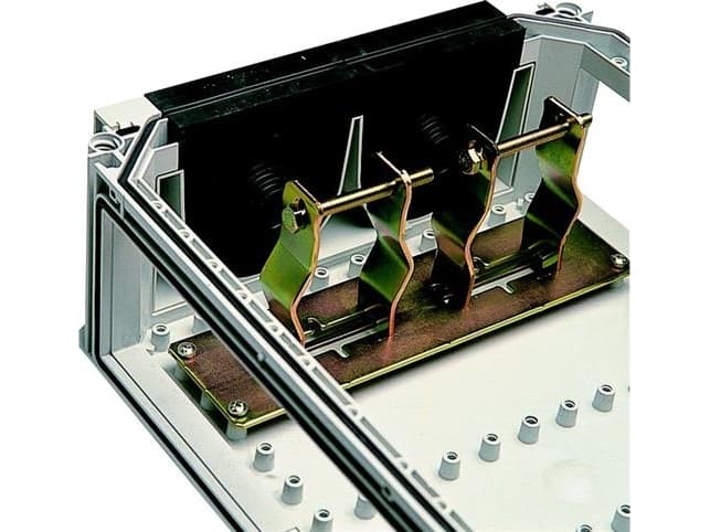 FIBOX Kaapeliläpivienti 320 kiskolla, max. 2 x Ø75 mm SLN 320 -laatikon puolelle